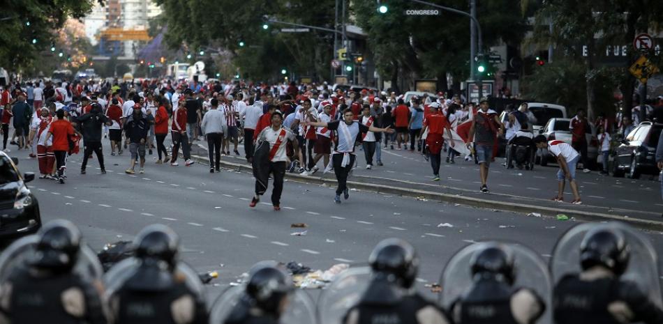 Hinchas de River Plate se enfrentan con la policía cerca del estadio Monumental previo al partido de vuelta de la final de la Copa Libertadores entre River Plate y Boca Juniors en Buenos Aires, el pasado sábado.