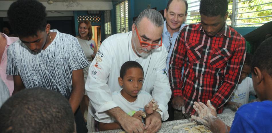 Adiestramiento. El chef israelí Shaul Ben Aderet ayuda a los niños del Orfanato a modelar masa para preparar pizza y otros alimentos.