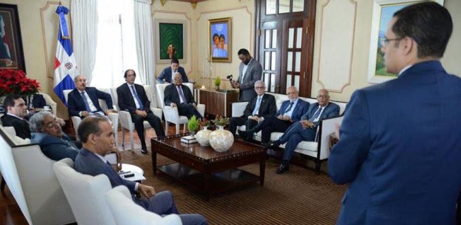 Discusión. El presidente Danilo Medina junto a ministros y otros funcionarios vinculados al sistema de la seguridad social, se reunieron ayer para discutir reformas a la Ley 87-01 para introducir en el Congreso Nacional.