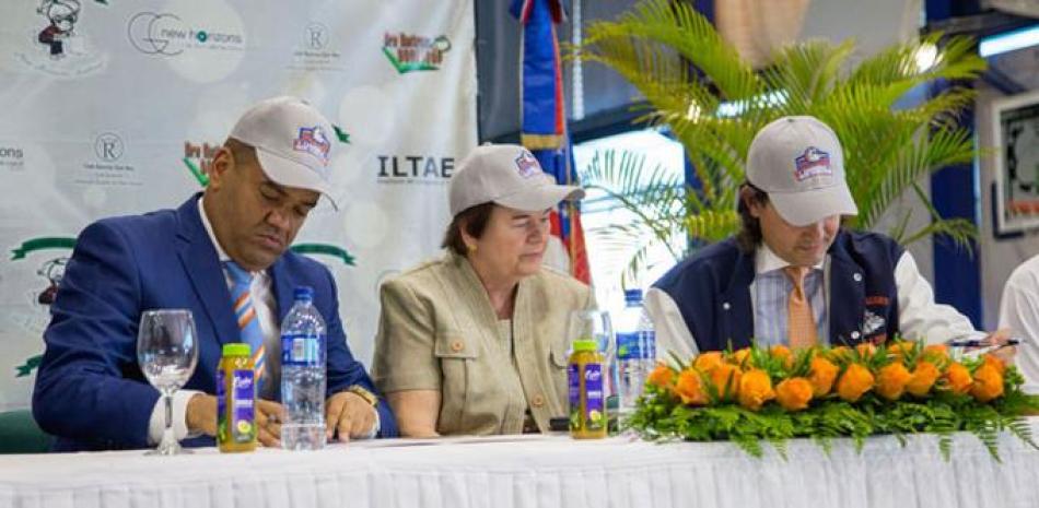 Fauntly Garrido, director del colegio New Horizons, acompañado de su madre, y José Augusto Castro, presidente de las Caribeñas, al momento de rubricar el trascendental acuerdo.