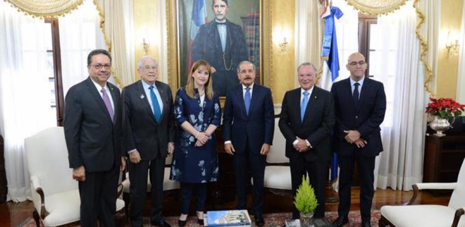 Cortesía. El presidente Danilo Medina recibió en su despacho la visita de Gloria Guevara, presidenta del Consejo Mundial de Viajes y Turismo, quien estuvo acompañada de Frank Rainieri y otros líderes del sector.