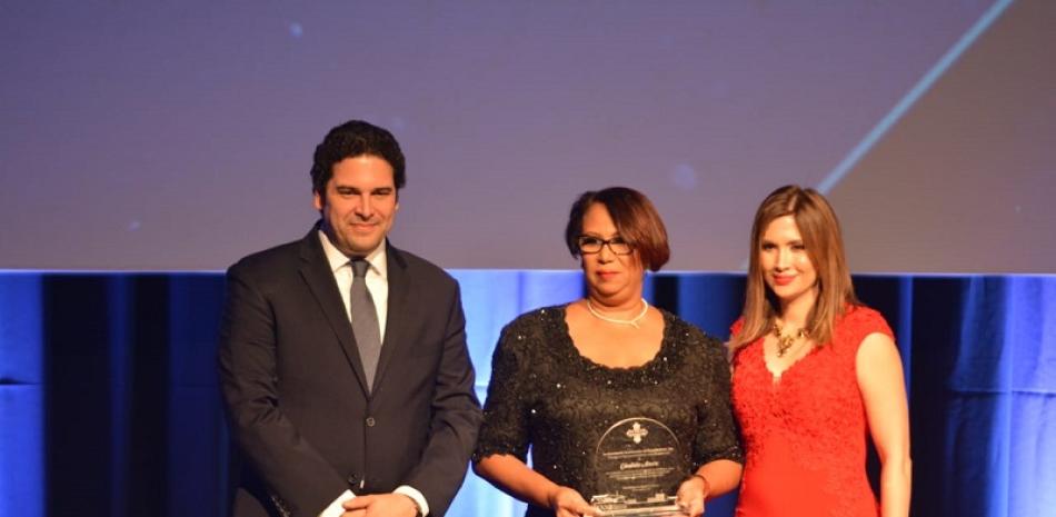 Acto. La editora de Economía del LISTÍN DIARIO, Cándida Acosta, fue galardonada por Adoexpo.