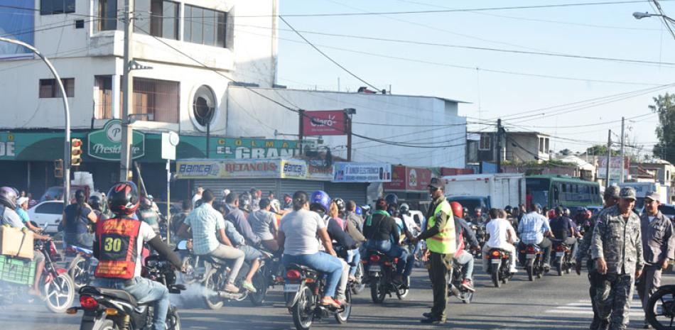 El servicio de motoconcho y los llamados carros “piratas” le restaron fuerza al paro del transporte realizado ayer por gremios del sector, en protesta por los elevados precios de los combustibles.