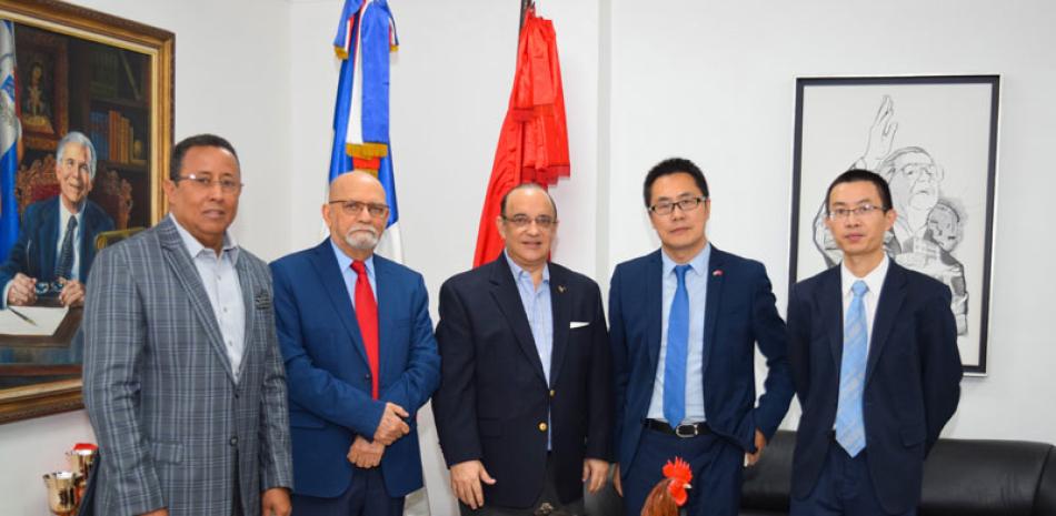 Encuentro. Federico Antún Batlle, Sergio Cedeño y Tácito Perdomo junto a diplomáticos chinos en la sede del PRSC.