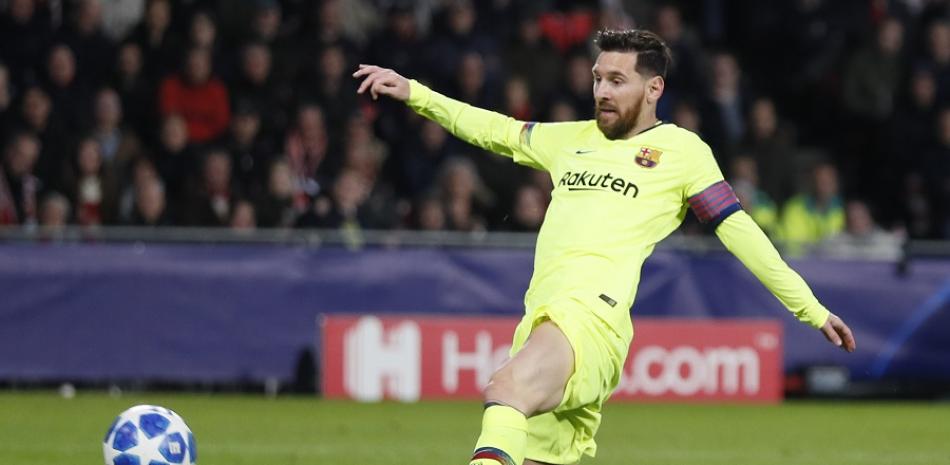 Lionel Messi se acerca al arco y patea el balón con la zurda para marcar su gol.