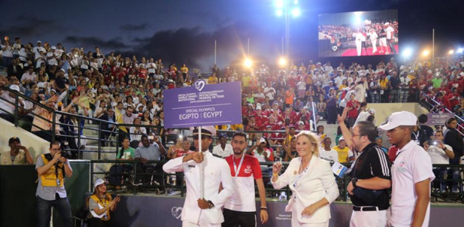 La delegación de Egipto durante el desfile inaugural del Invitacional Mundial de Tenis de Olimpiadas Especiales.