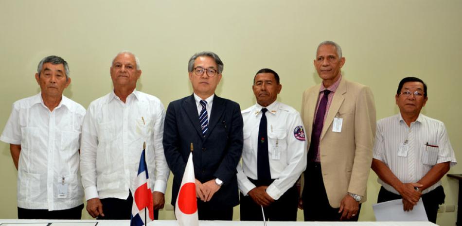 Donación. Autoridades del Cuerpo de Bomberos de Jarabacoa reciben de la embajada de Japón en el país la donación de un camión de bomberos.