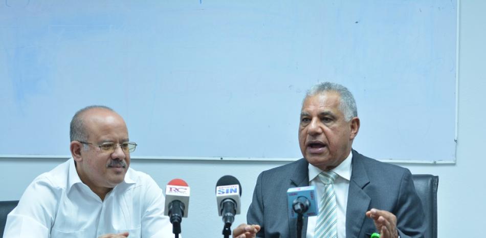 Doctor José Manuel Puello y el vicministro de Salud Pública, doctor Héctor Quezada.-