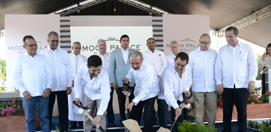 Primer picazo. Gibrán Chapur y el presidente Danilo Medina durante la ceremonia que dio inicio a los trabajos del hotel.