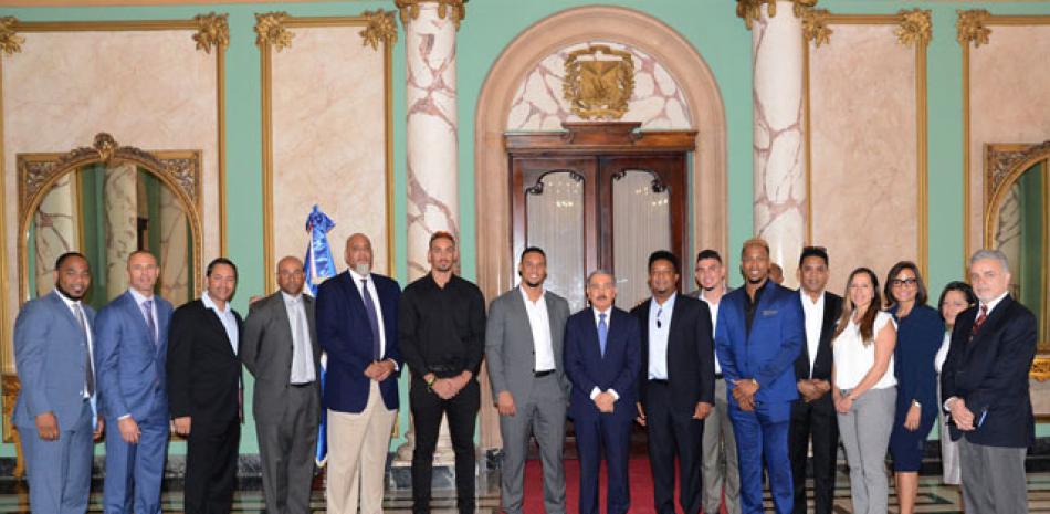 Beisbolistas junto al presidente Danilo Medina, en un aparte de la visita de cortesía que estos realizaran este jueves al Jefe de Estado en el Palacio Nacional.