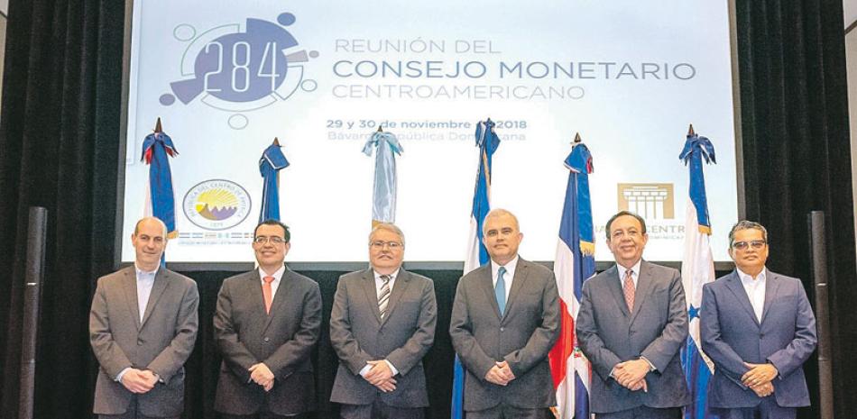 Acto. Miembros del Consejo Monetario y Financiero. Odalís Marte fue escogido sub secretario del CMCA.