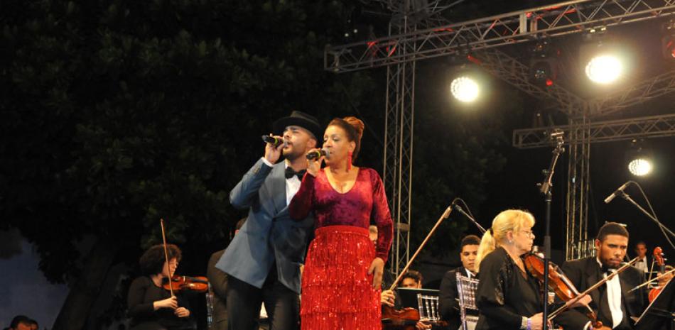 Los merengueros Milly Quezada y Gabriel cantan un tema a dúo en la Gran Gala de Navidad auspiciada por LISTÍN DIARIO y que congregó a miles anoche en Plaza España de la Ciudad Colonial.