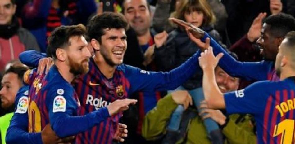 Jugadores del club Barcelona festejan uno de los dos goles anotados por el equipo para llevarse el triunfo este domingo ante el Villarreal.