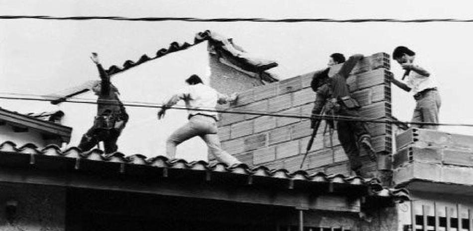 Policías y militares colombianos, en el tejado donde momentos antes habían abatido al capo del narcotráfico Pablo Escobar, el 2 de diciembre de 1993.
