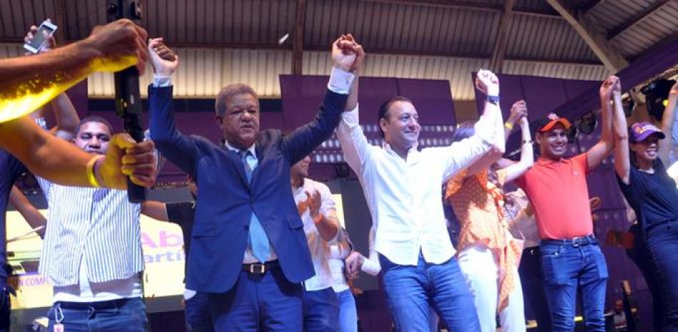 Respaldo. El expresidente Leonel Fernández recibió ayer el respaldo del alcalde de Santiago, Abel Martínez, para buscar la candidatura presidencial por el PLD para las elecciones de mayo de 2020.