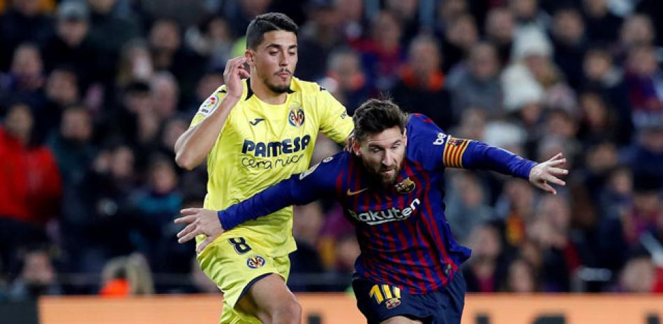 Leo Messi, del Barcelona, se lleva el balón ante el centrocampista del Villarreal, Pablo Fornals, durante el encuentro correspondiente a la jornada 14 de primera división en el estadio del Camp Nou, en Barcelona.