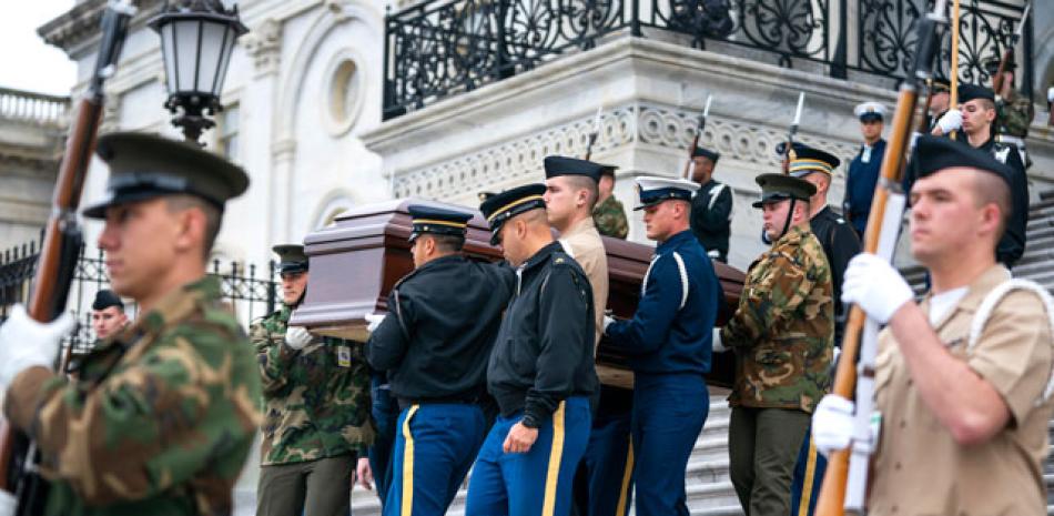 Miembros del servicio conjunto ensayan la partida del expresidente George H.W. Bush del Capitolio de EE.UU.