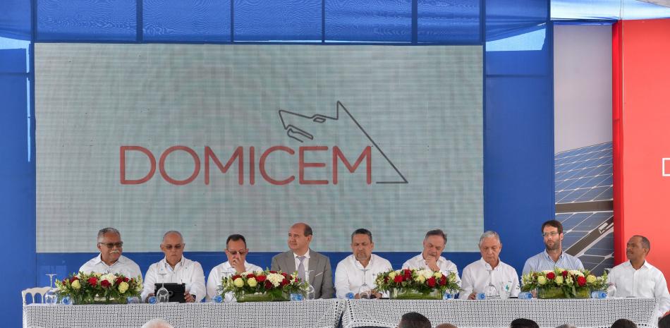 Ejecutivos de Domicen y autoridades gubernamentales deja inaugurada la planta.