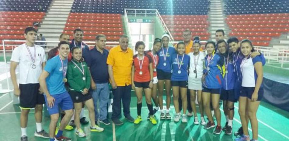 Atletas medallistas de Badminton junto a distintos directivos.