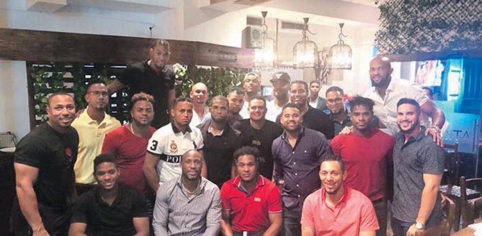 Grupo de peloteros que promueven la sustitución de Mario Soto en la Federación de Peloteros. La foto fue tomada la semana pasada durante una reunión en un lugar de Santo Domingo.