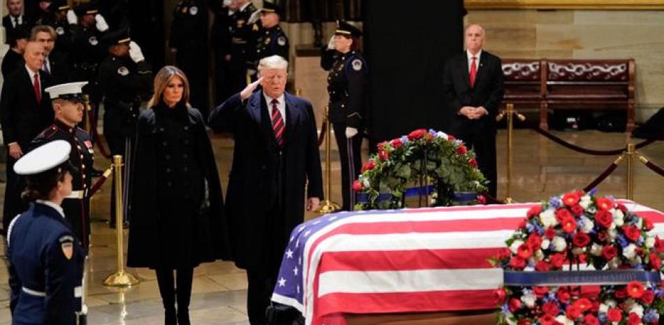 Honor. El presidente Donald Trump y su esposa, Malania Trump, rinden honores al expresidente George Bush padre, ayer en el Capitolio.