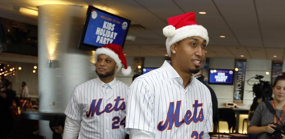 Robinson Canó y Edwin Díaz cuando se dirigían a la sala de prensa donde iban a ser presentados como nuevos integrantes de los Mets de Nueva York.