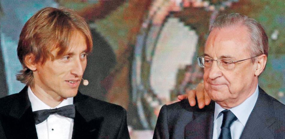 Premio. Luka Modric estuvo acompañado por el presidente del Madrid, Florentino Pérez, acompañó a Modric en el estrado y aseguró que “hay una historia de amor entre el Balón de Oro y el Madrid” y se mostró convencido “de que seguirá en el futuro.