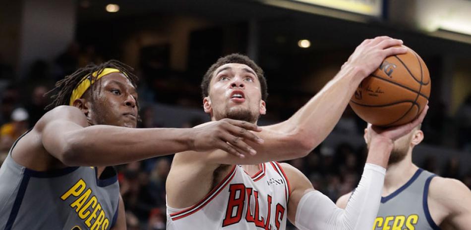 Zach LaVine, de los Bulls, busca controlar el balón ante la defensa de Myles Turner, de los Pacers, en acción del partido de anoche en el baloncesto de la NBA.