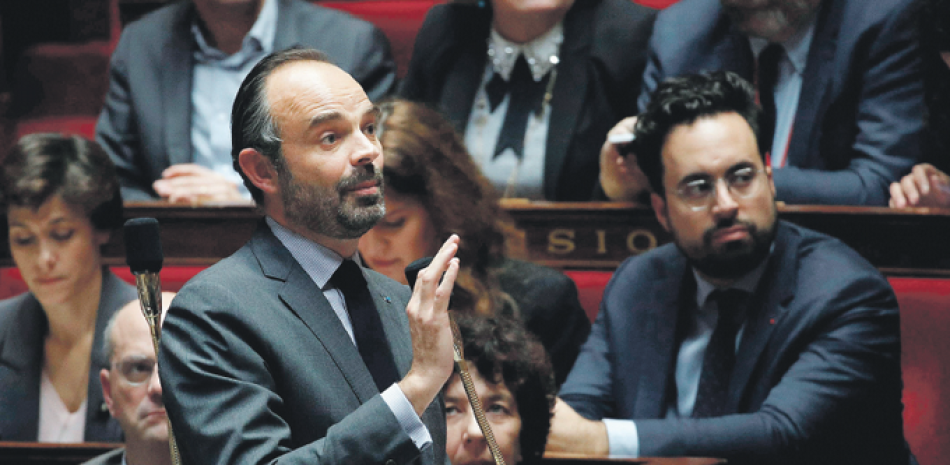 Anuncio. El primer ministro francés, Edouard Philippe, participa en la sesión de control al Gobierno, en la Asamblea Nacional de , en la que anunció ayer la congelación de los precios.