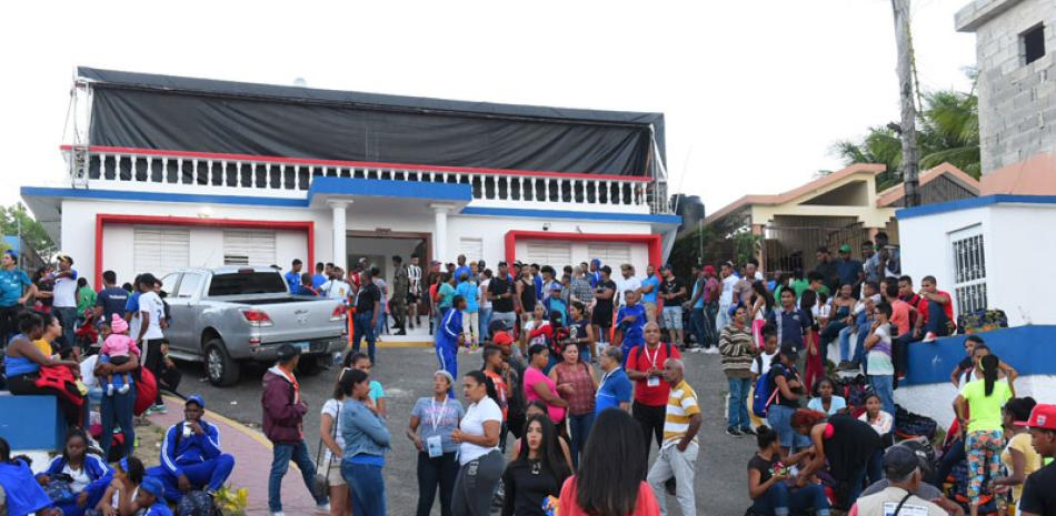Panorámica del movimiento frente al estadio donde de la inauguración de los XIV Juegos Deportivos Nacionales en Salcedo.
