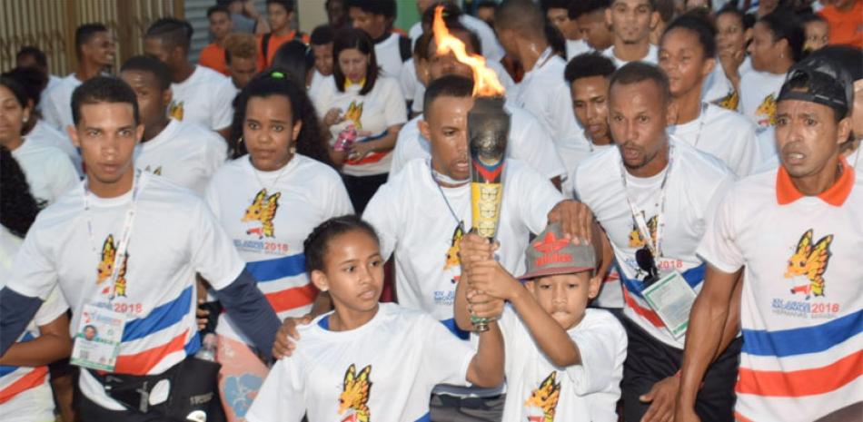 Dos niños encabezan el pelotón portando el Fuego Patrio a su llegada a primera noche a Salcedo, escenario principal de los XIV Juegos Nacionales.