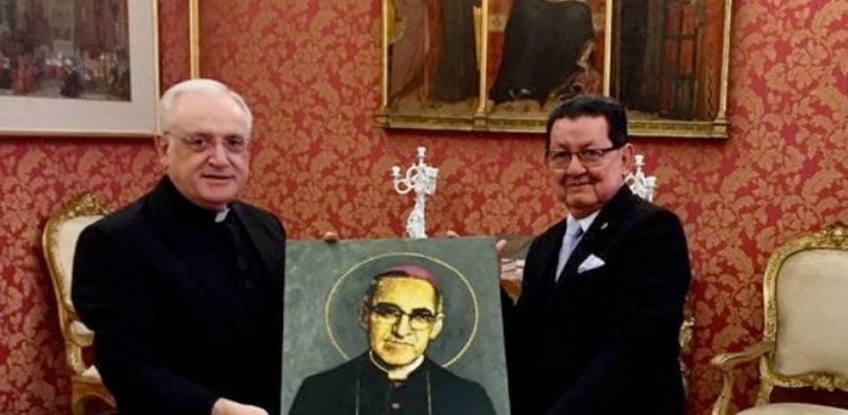 Cuadro. Manuel Roberto López, embajador de El Salvador ante la Santa Sede, entregó la obra.