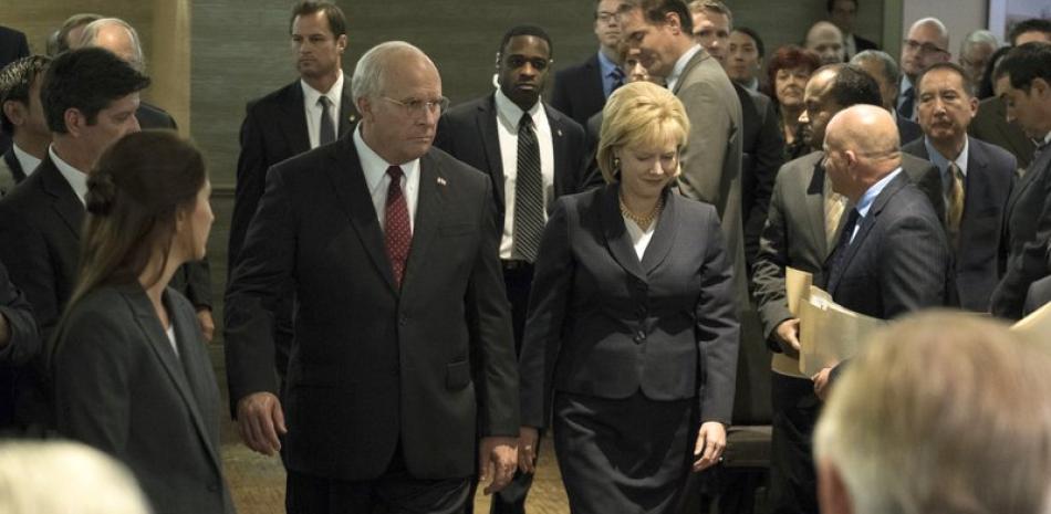 Christian Bale como Dick Cheney, a la izquierda, y Amy Adams como Lynne Cheney en una escena de "Vice". Foto AP