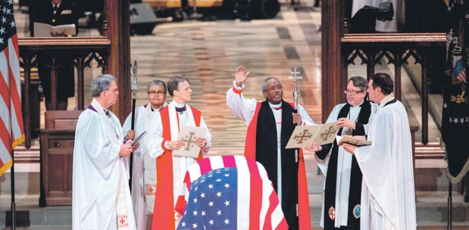 Funeral. El ataúd del ex presidente de los Estados Unidos, George H.W. Bush, durante un funeral de estado, ayer en la Catedral Nacional, en Washington, DC.