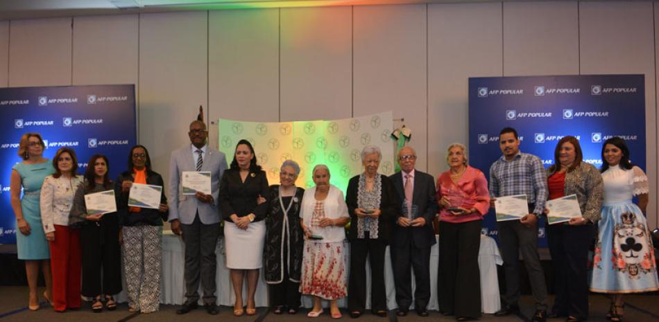 Premiación. La directora de Conape, Nathali María, junto a los adultos mayores y representantes de las instituciones que fueron reconocidas en la segunda versión de Premios Ejemplos de Vida.