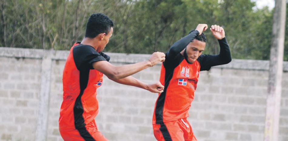 Ernesto Trinidad y Juan Angeles celebran el gol anotado por el delantero de la Quinta Zona.
