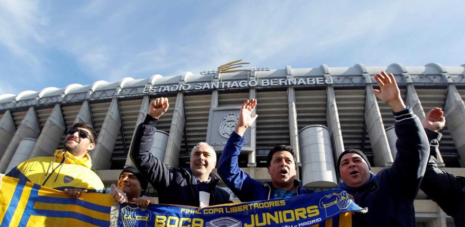 Aficionados del Boca Juniors, en las inmediaciones del estadio Santiago Bernabéu, estadio en el que este domingo disputarán la final de la Copa Libertadores contra el River Plate.