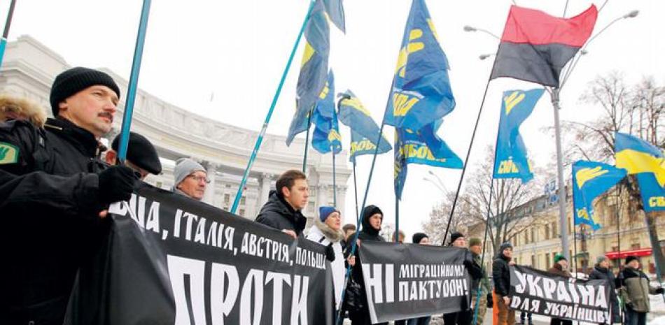 Ucrania. Nacionalistas ucranianos del sector de la derecha y el partido Svoboba (Libertad) sostienen pancartas en las que se lee “Ucrania para los ucranianos”, “No al Pacto Global sobre Migración de Naciones Unidas”, durante una protesta frente al Ministerio de Asuntos Exteriores, en Kiev.