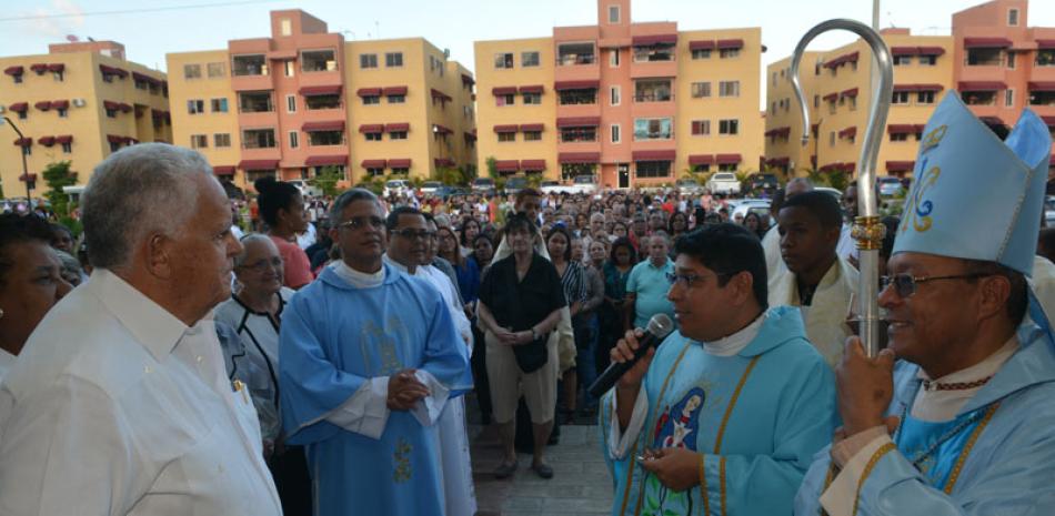 Entrega. Cientos de feligreses acudieron a la Parroquia Inmaculada Concepción de María durante la primera misa oficial.
