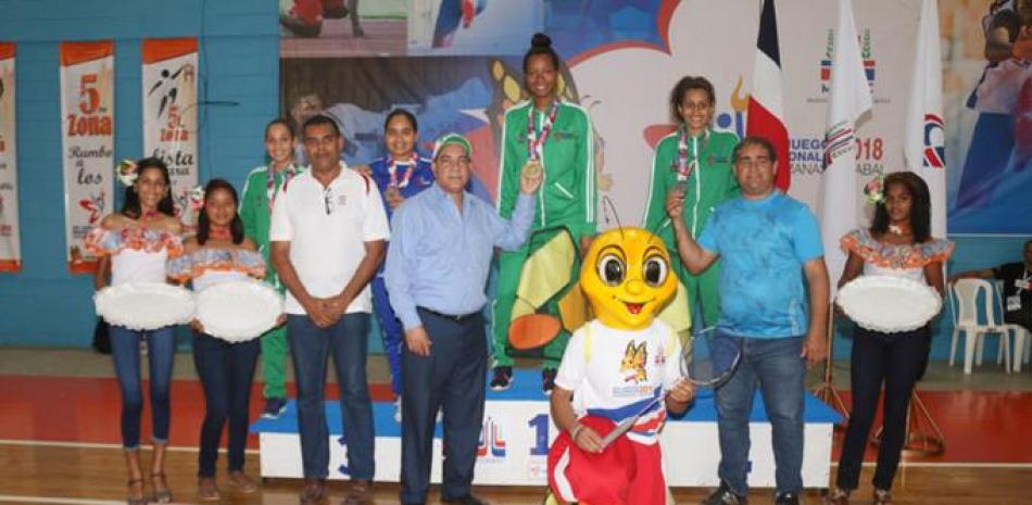 El gobernador de la provincia Espaillat, Diloné Ovalles, Generoso Castillo y William Cabrera, presidente y secretario de la Federación de Bádminton, premiaan a la atletas más destacadas.