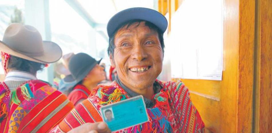 Referéndum. Un indígena de Cuzco emite su voto, ayer.