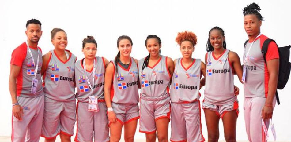 Varias integrantes de la representación dominicana de baloncesto de la Séptima Zona o Europa, conformadas por atletas de España e Italia, principalmente juntas a dos miembros del cuerpo técnico.
