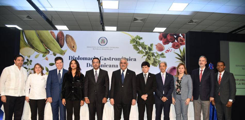 Taller. El canciller Miguel Vargas y miembros del comité consultivo de la diplomacia gastronómica dominicana.
