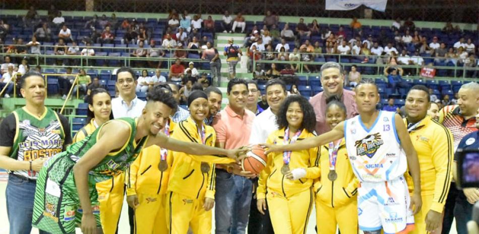 Las medallistas del basket 3X3 en los Juegos Nacionales al momento de hacer el saque de honor del segundo partido de la serie final.