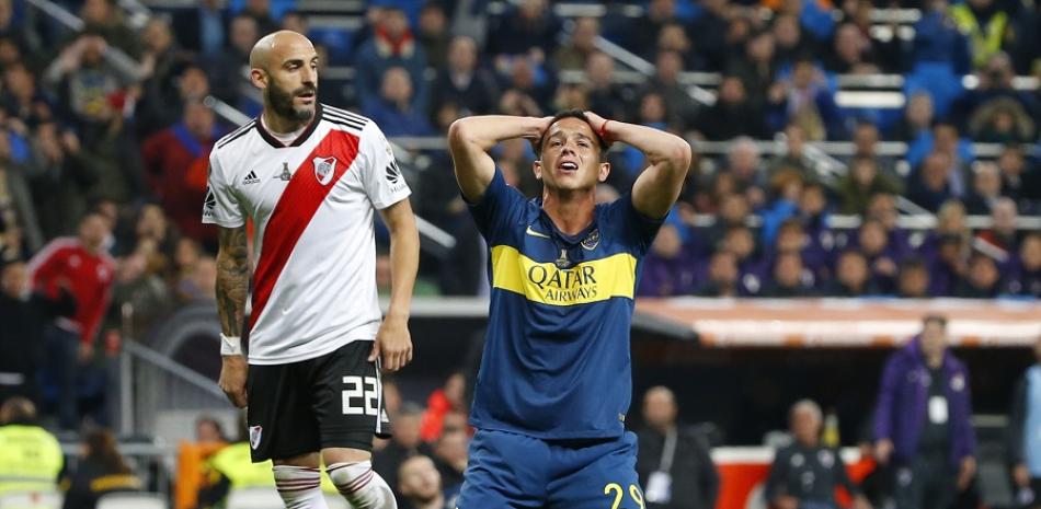 Leonardo Jara, centro, del Boca Juniors, lamenta haber fallado una oportunidad de gol durante el tiempo extra del juego de vuelta de la final de la Copa Libertadores ante River Plate, en el estadio Santiago Bernabau de Madrid.