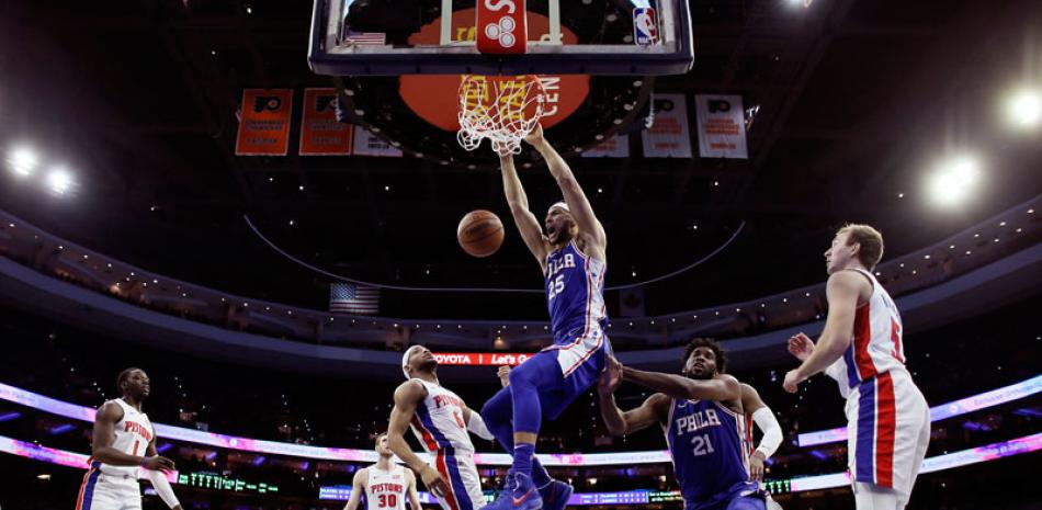 Ben Simmons, de los Sixers de Filadelfia, ejecuta un potento donqueo en acción del partido del lunes por la noche en el baloncesto de la NBA.