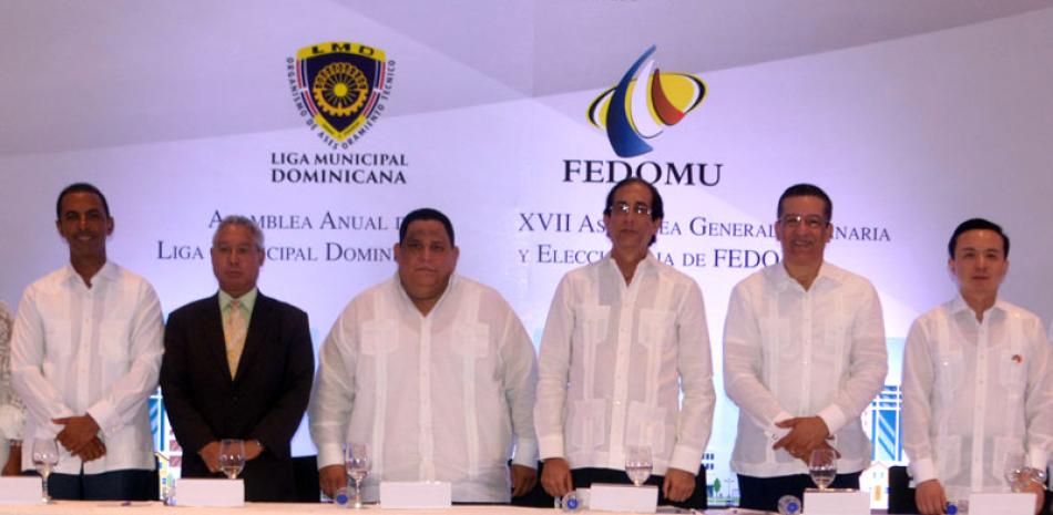 Encuentro. Gustavo Montalvo, tercero de la derecha, habló en la Asamblea Anual de Municipios.