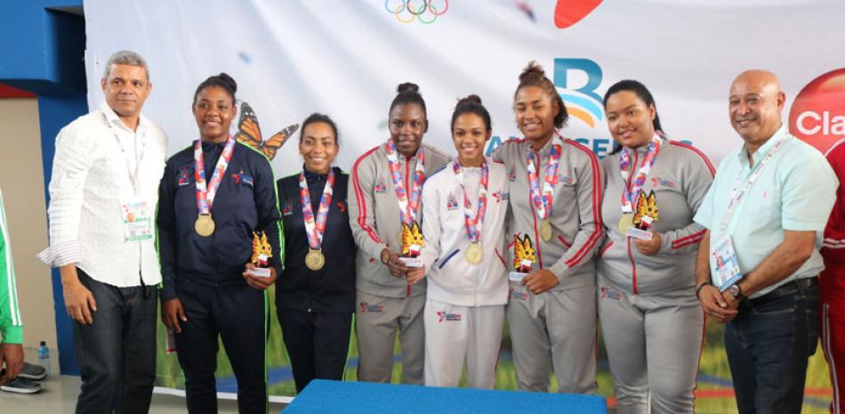 Meralis Lara, Clarismeli Furcal, Ana Mendoza, María Lachapelle, Asheley Noca y Janisa Romero de la Octava Zona reciben medallas del viceministro de Deportes, Enmanuel Trinidad.