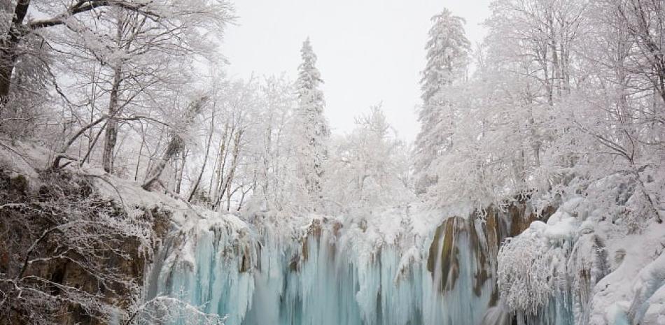 Las cascadas del Parque Nacional de los Lagos de Plitvice, en Croacia, representan en conjunto la belleza de una cortina de agua congelada. En la región de Lika, este patrimonio de la Humanidad desde 1979, cuyo verde deleita a los turistas en verano, es también un gran destino de invierno, al tornarse blancos sus bosques y manantiales.
