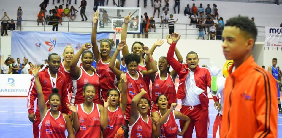 Integrantes del equipo de baloncesto femenino de la zona Metropolitana festejan luego de coronarse campeonas del evento.